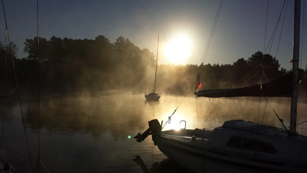 soleil levant sur le port